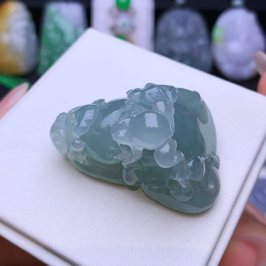 翡翠未镶嵌颈饰如意