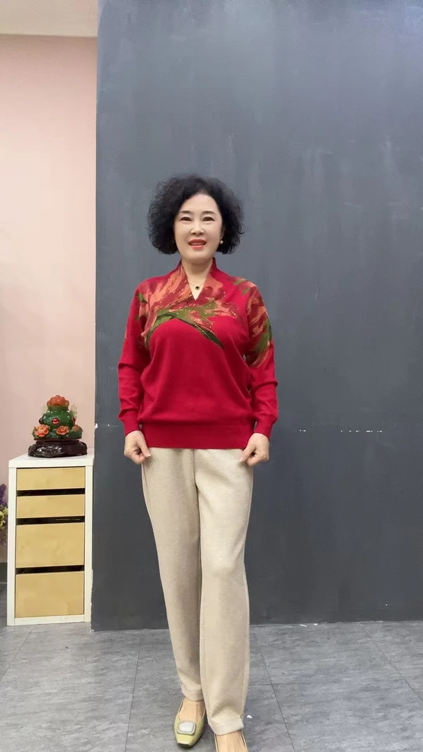 女人花小V时尚印花针织上衣