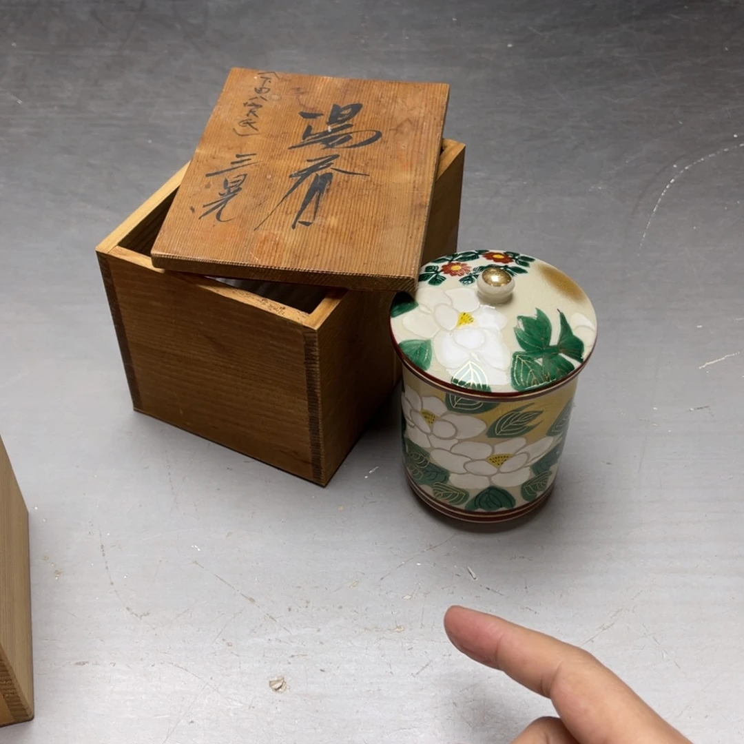 瓷片五****欢密密麻麻地排列着