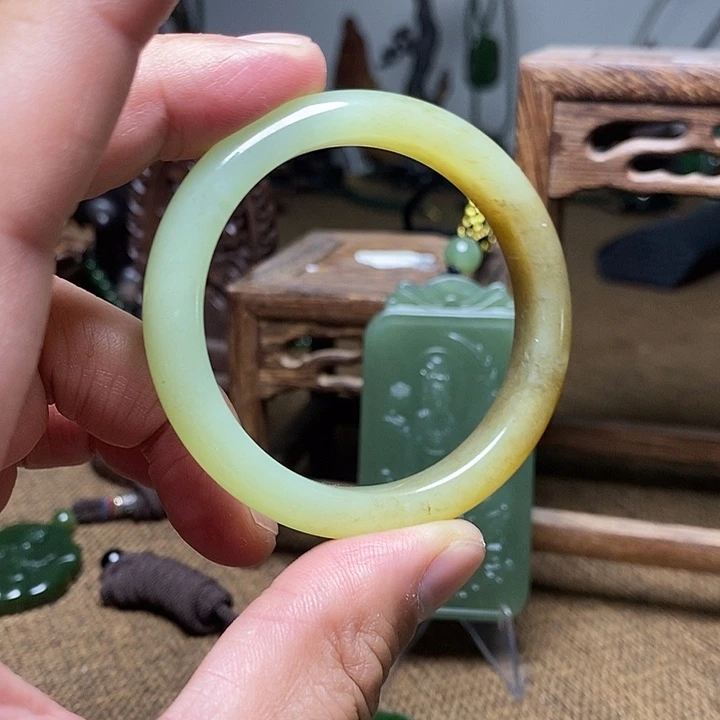 茵***妮和田玉未镶嵌颈饰