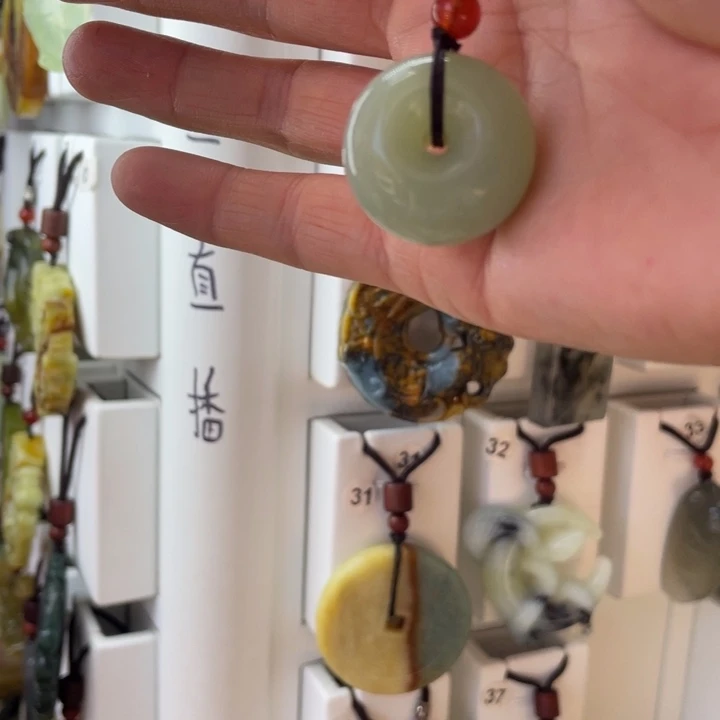 蛇纹石玉颈饰合金Y****g