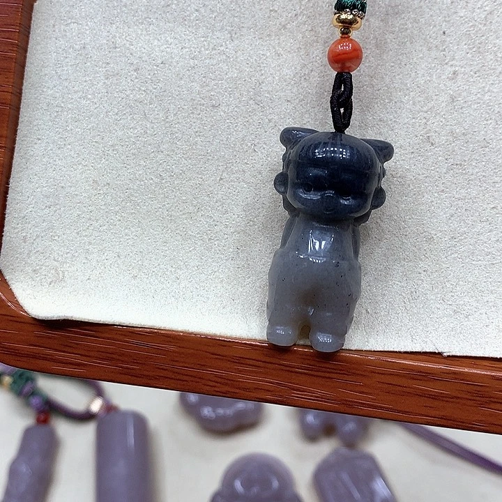 石英质玉颈饰合金