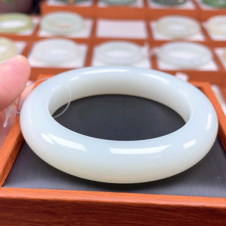 赵***丽和田玉手镯未镶嵌63圈口