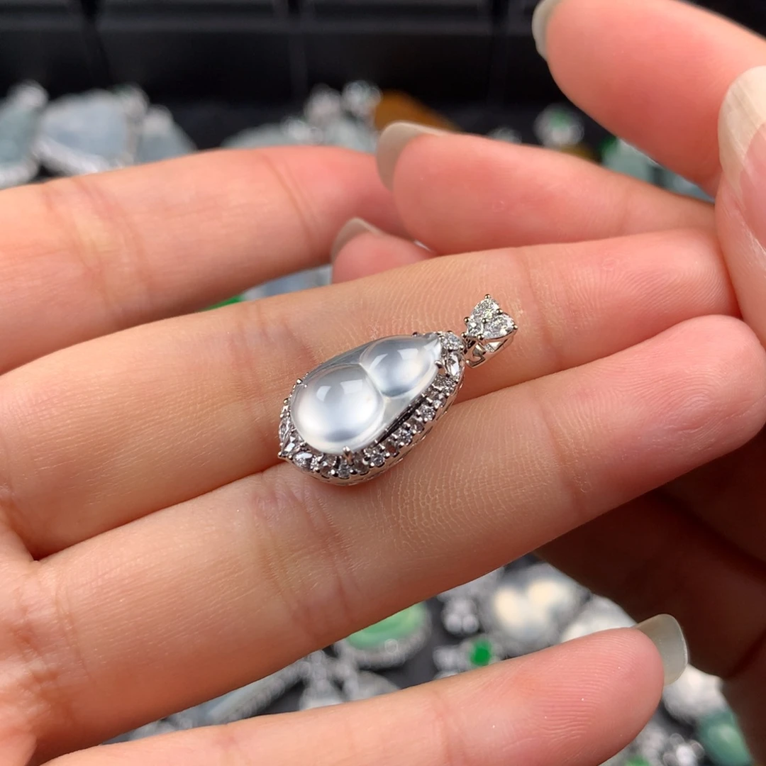 颈饰18K金镶嵌翡翠玻璃葫芦