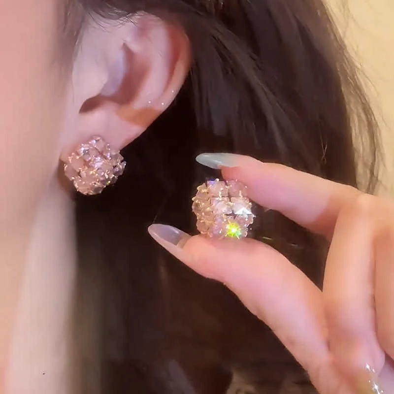 铜合金耳饰 精致超闪轻奢粉色立体锆石耳钉女高级感气质百搭耳环
