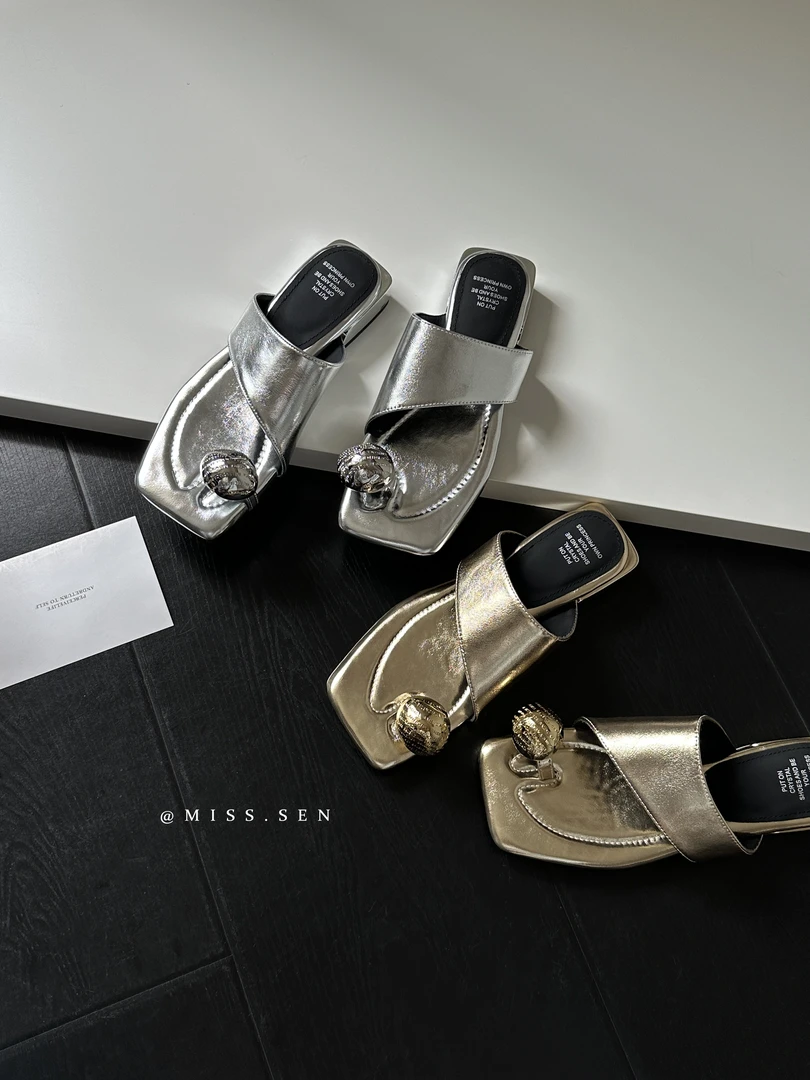 2.5cm羊皮夹趾套筒一脚蹬露趾金属时装凉鞋低跟网红凉鞋气质女