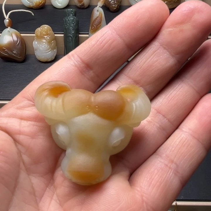 沙***鹰和田玉（糖玉）未镶嵌颈饰