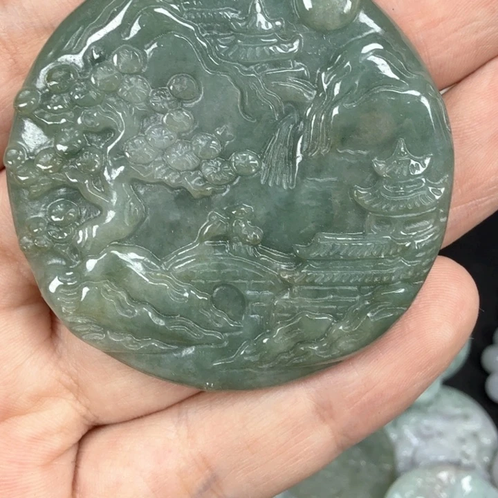 翡翠挂件未镶嵌翡翠