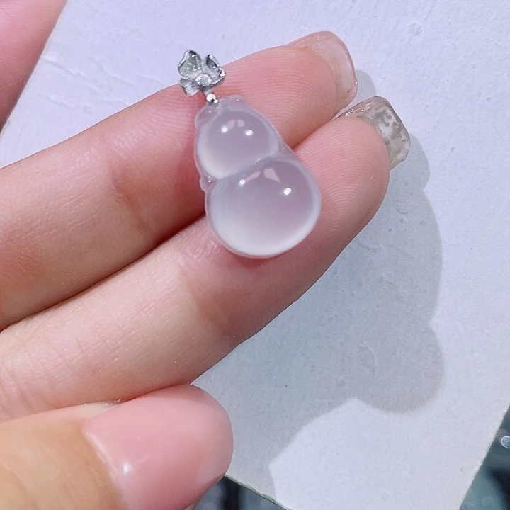翡翠18K金镶嵌颈饰葫芦