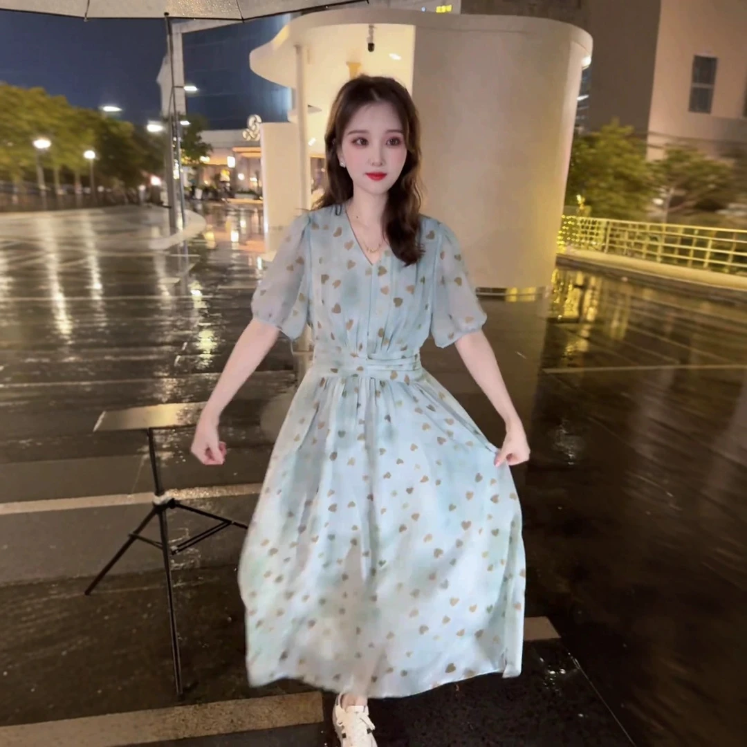 夏季新款爱心V领显白气质高腰显瘦甜美洋气收腰连衣裙中长款