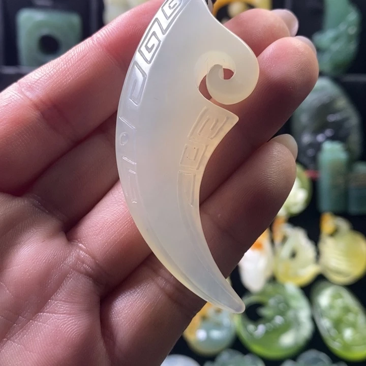 岫玉未镶嵌颈饰摸金符