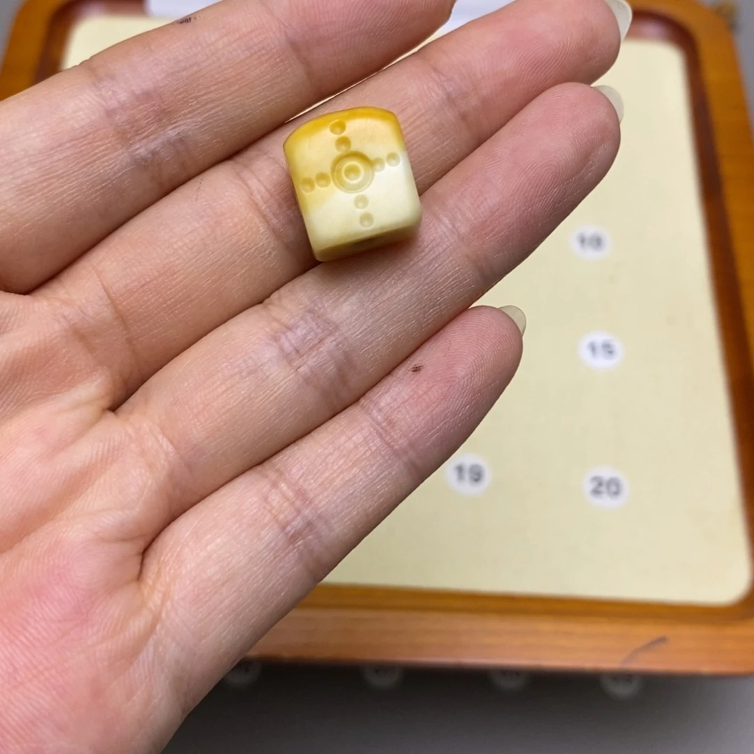 蛇纹石玉未镶嵌配饰墨*