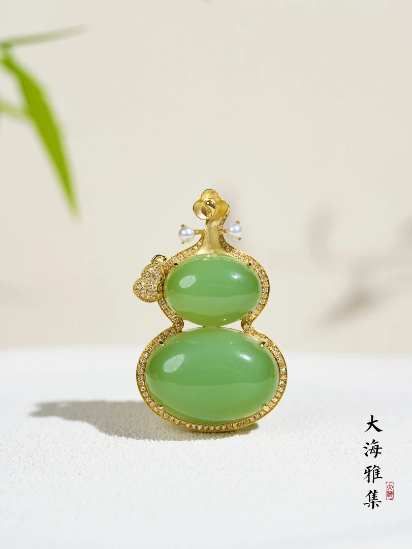 【典藏粉青】和田玉粉青镶嵌琵琶葫芦吊坠 D3686