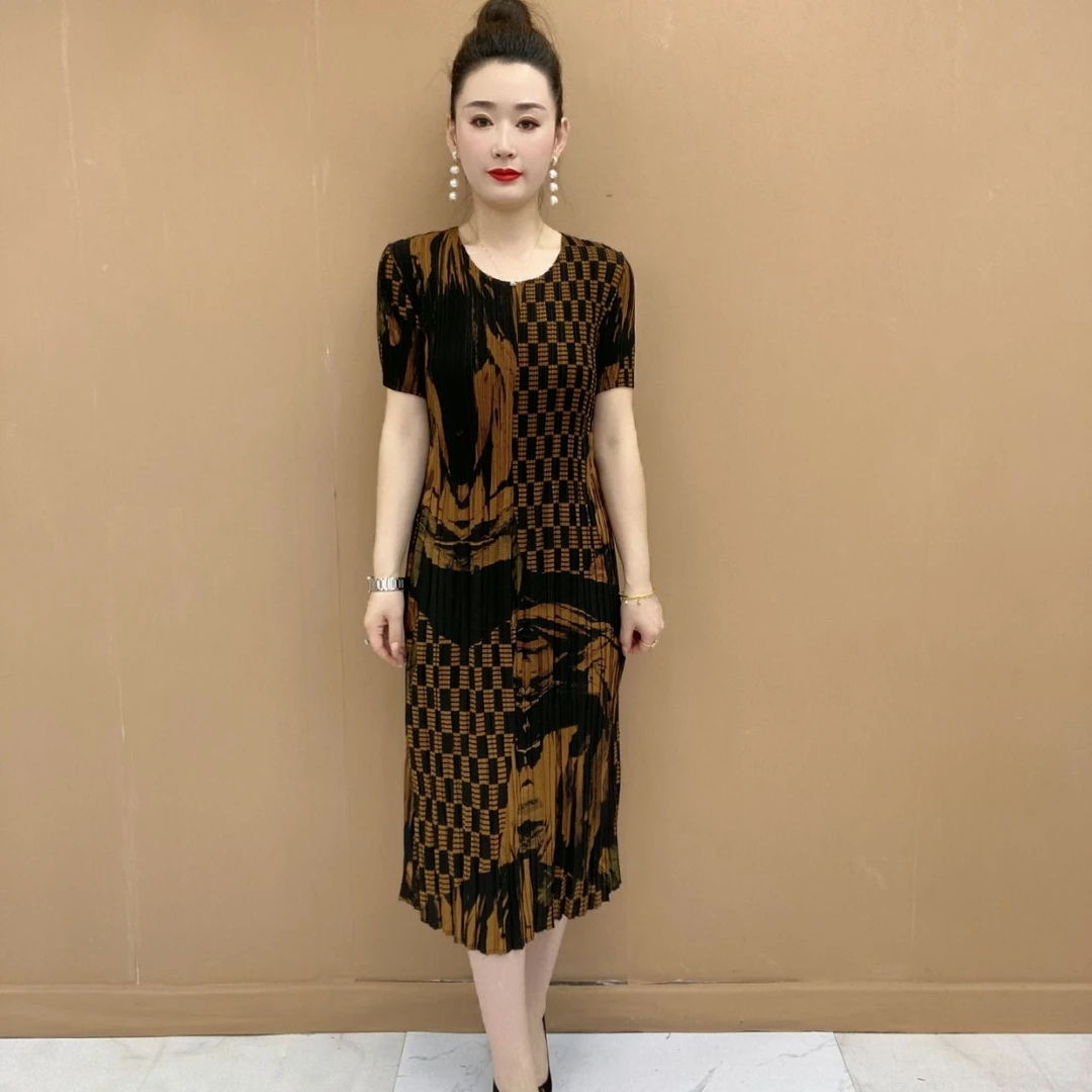 妈妈装褶皱2025春夏装短袖连衣裙新款大码女装宽松遮肚