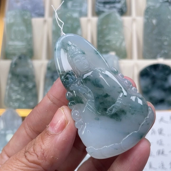 翡翠未镶嵌颈饰观音