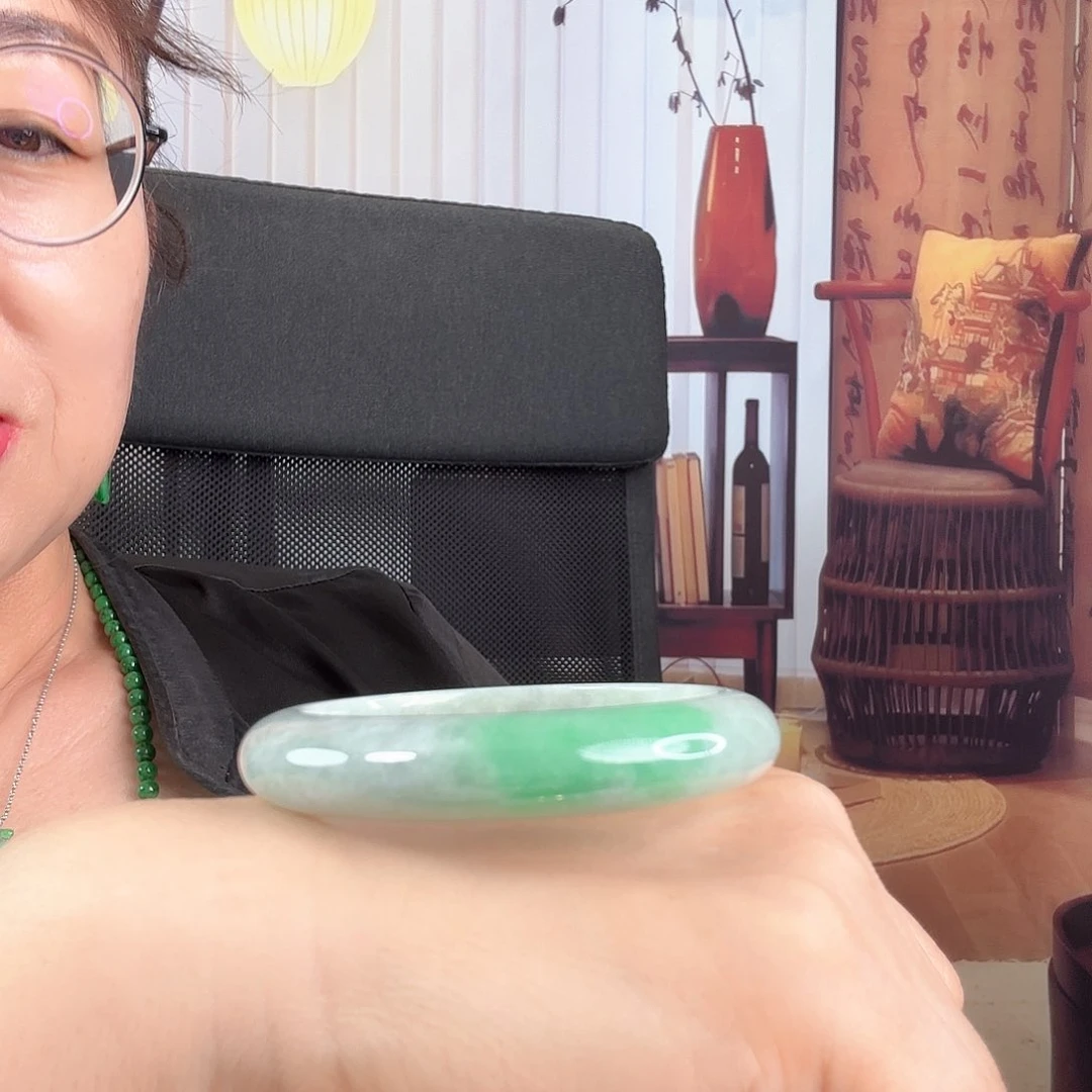 翡翠手镯未镶嵌正圈