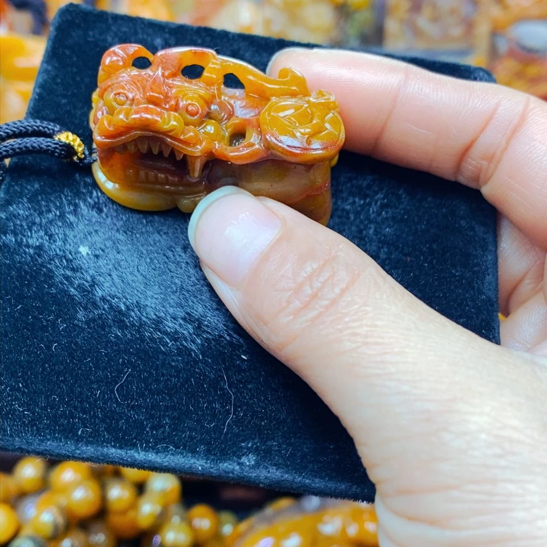 未镶嵌石英质玉（黄龙玉）颈饰