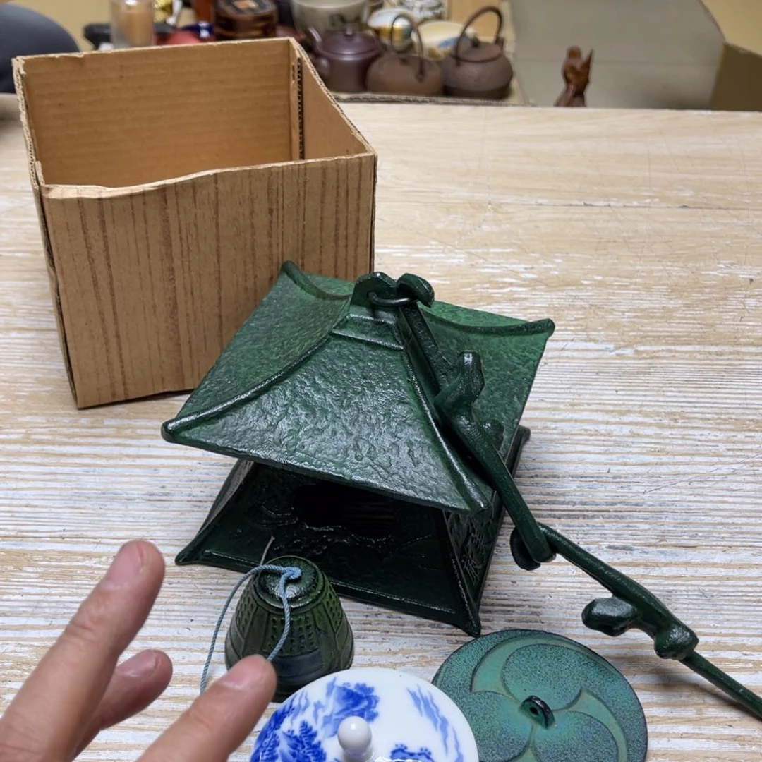 瓷片密密麻麻地排列着一个