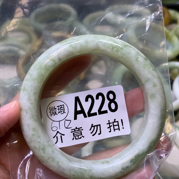 冬***月未镶嵌蛇纹石玉手镯