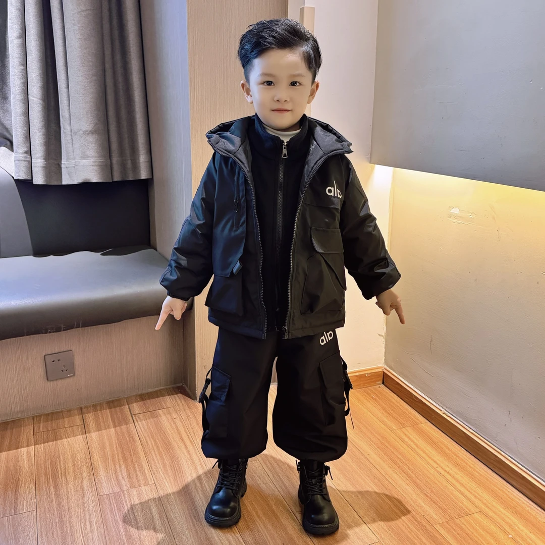 男童秋冬冲锋衣套装2025新款男宝宝时髦工装裤三件套儿童装酷帅潮