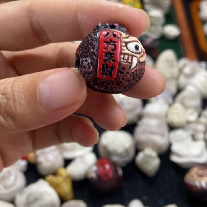 配饰鹿角雕刻一个出