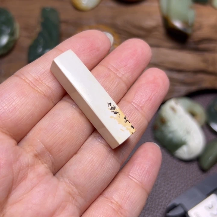 盼***望岫岩河磨玉（透闪石质玉）未镶嵌颈饰