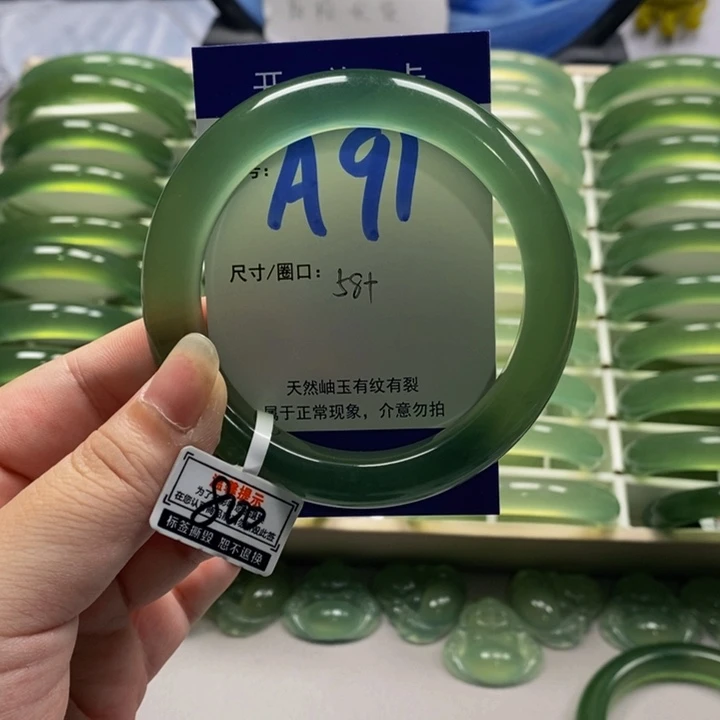 钮***鱼蛇纹石玉未镶嵌手镯