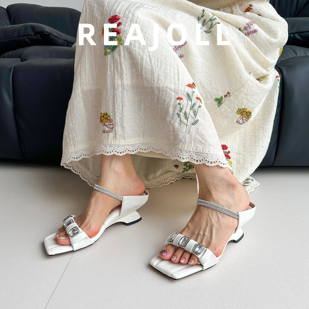 拖鞋女夏外穿2025新款坡跟一字带水钻网红巨好看绝美不累脚半凉拖