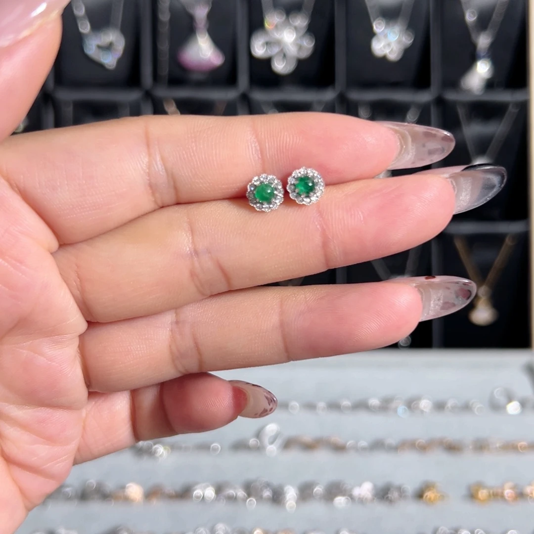 18K金镶嵌耳饰钻石绿宝耳钉