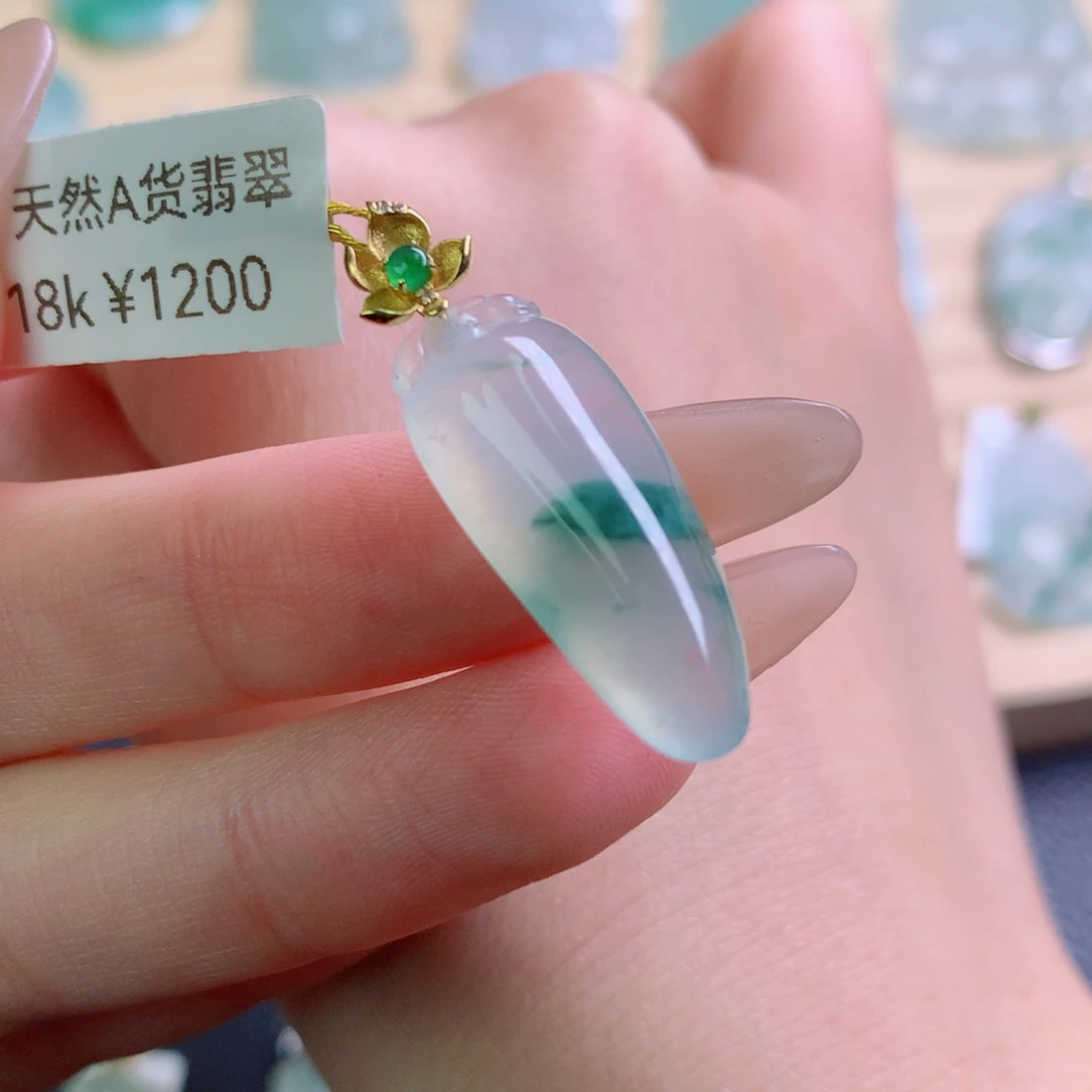 翡翠18K金镶嵌颈饰吊坠