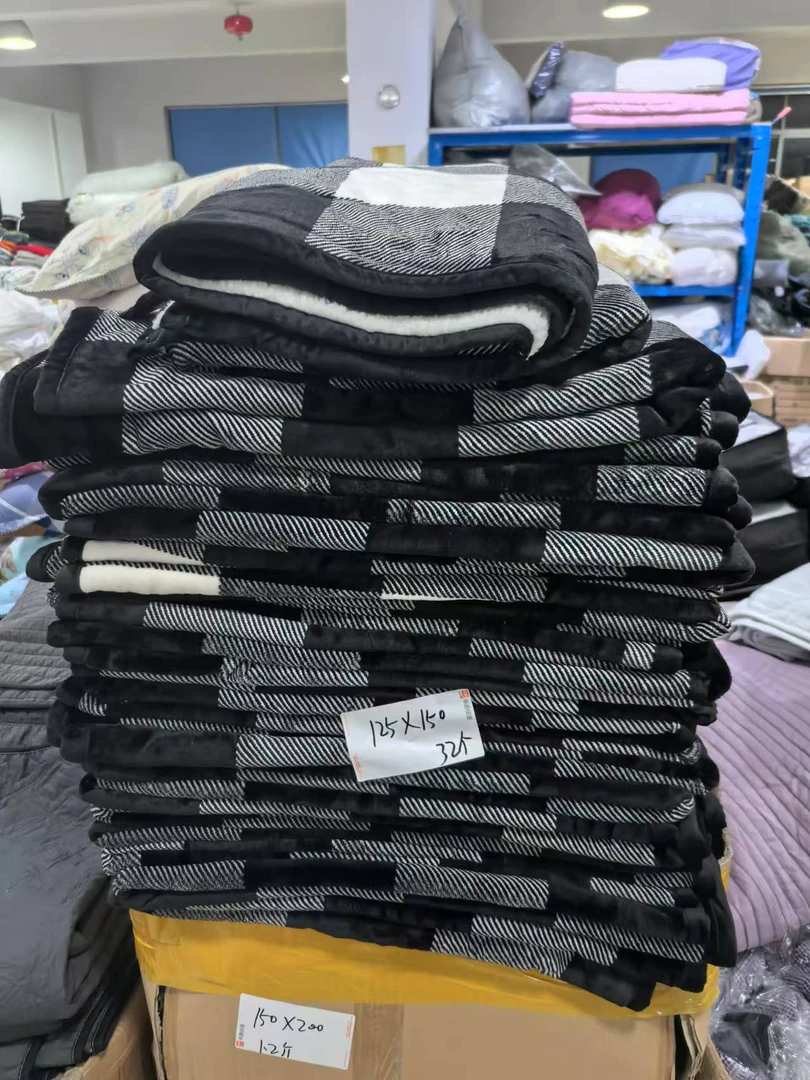 《厚广家》3楼125×150黑白格子款法兰绒/羊羔绒双面厚毯子 发1张
