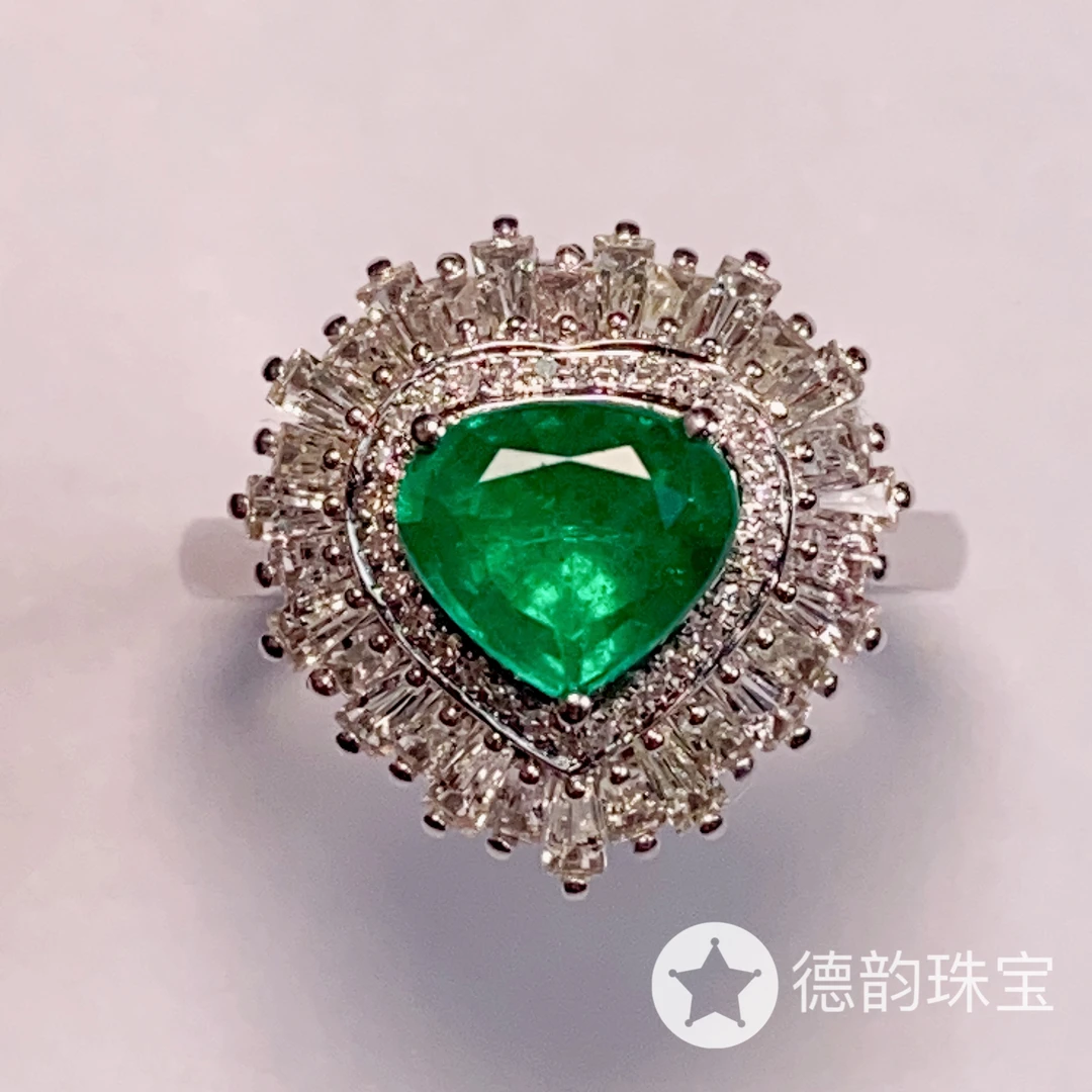 18K金镶嵌祖母绿戒指