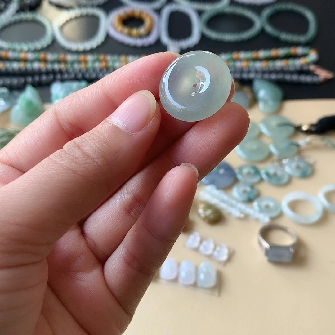 翡翠未镶嵌颈饰平安扣