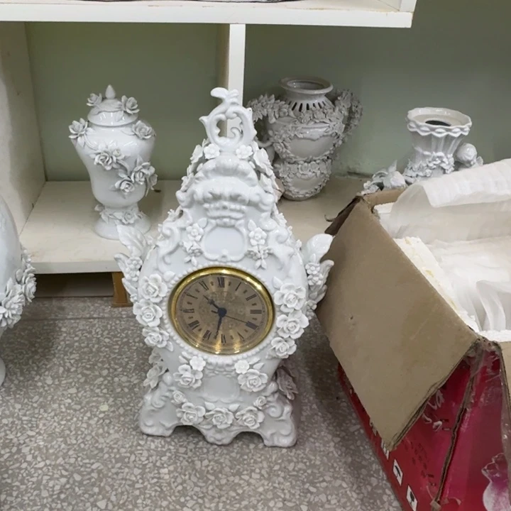 老高白色重工捏花摆件