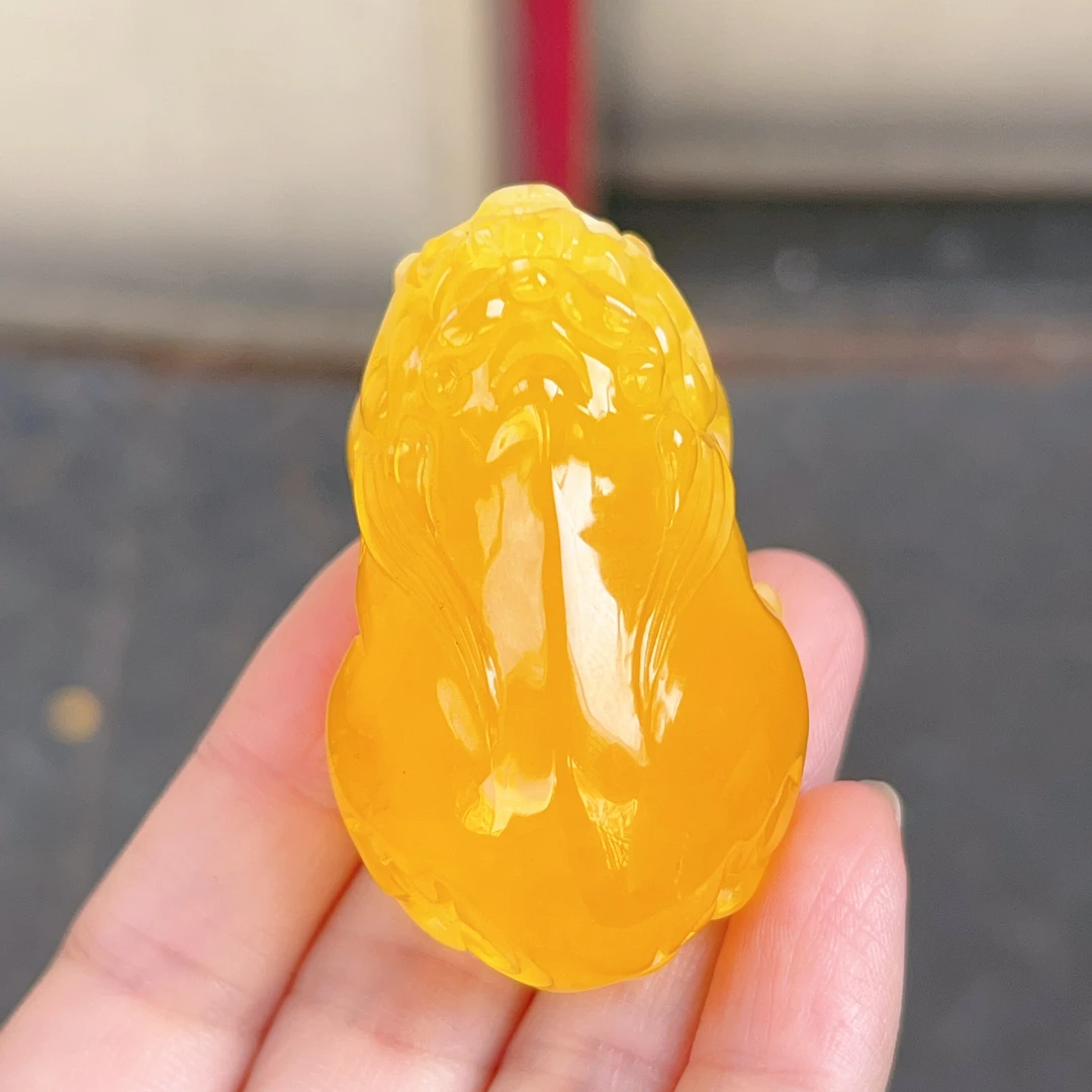 俄料鸡油黄蜜蜡立体雕刻貔貅吊坠，28.3克，尺寸55.5*33*28mm