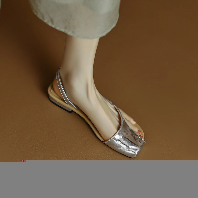 原创ins小众~一字带包头凉鞋女2025夏银色低粗低跟后空鞋