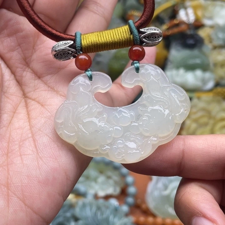 蛇纹石玉吊坠合金
