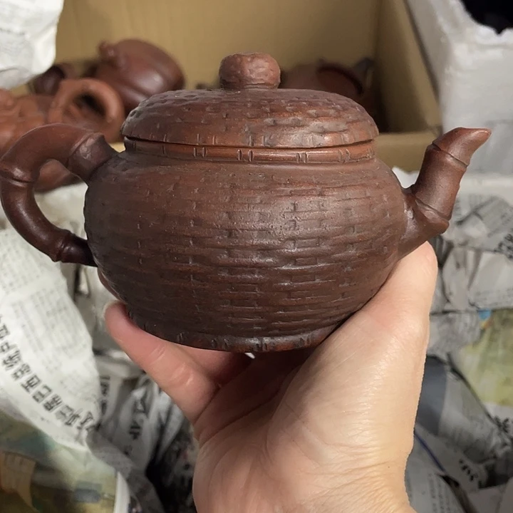 紫砂茶壶矿泥料手工制作的一把紫砂壶。