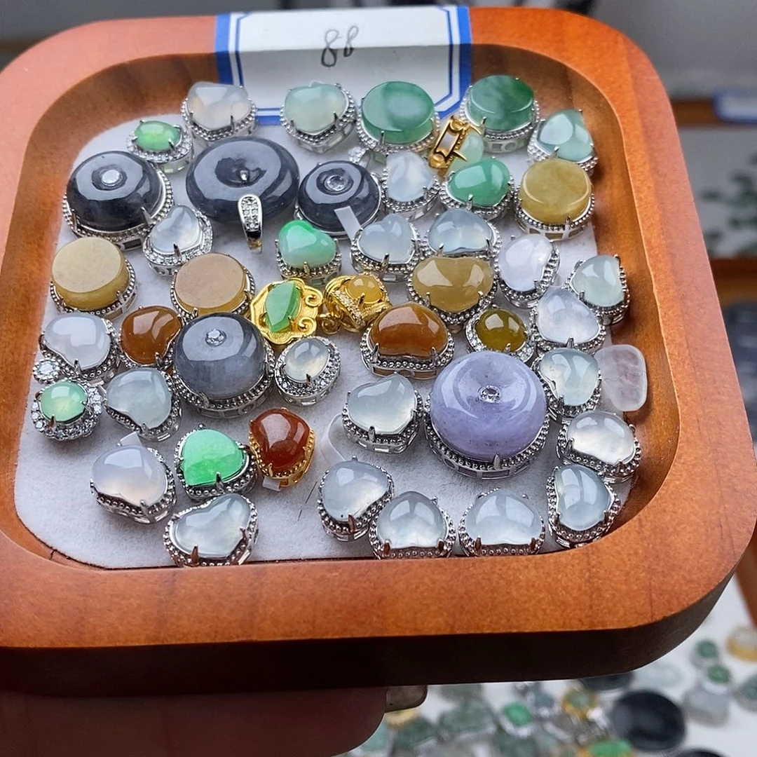 翡翠颈饰未镶嵌潘