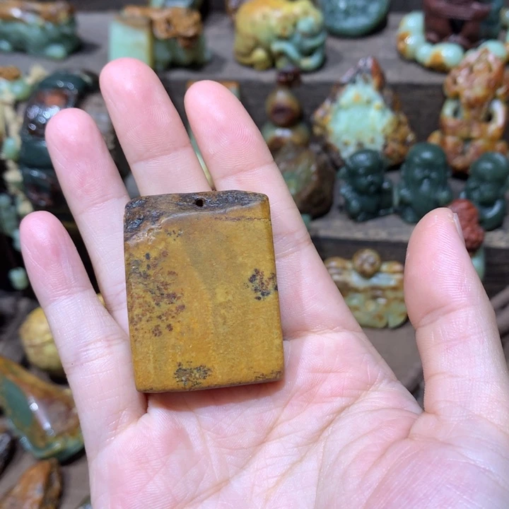 未镶嵌岫岩河磨玉（透闪石质玉）挂件