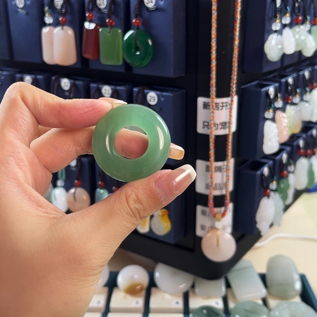 军***石英质玉未镶嵌颈饰