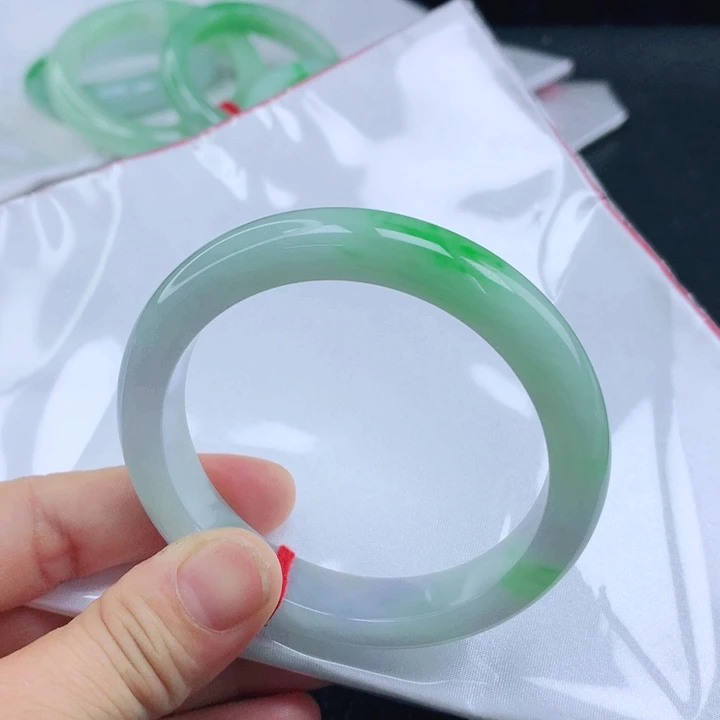 翡翠手镯未镶嵌56+飘阳绿翡翠手镯
