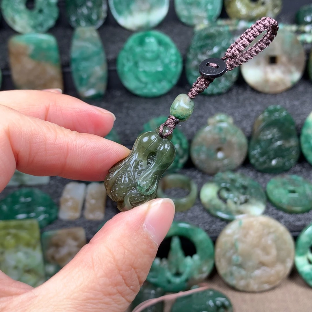 独山玉未镶嵌颈饰微瑕