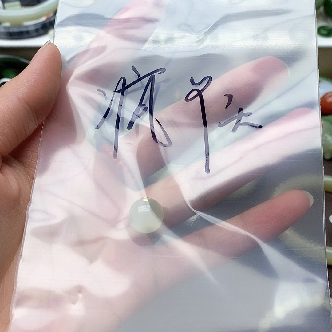 和田玉手镯未镶嵌疯**?