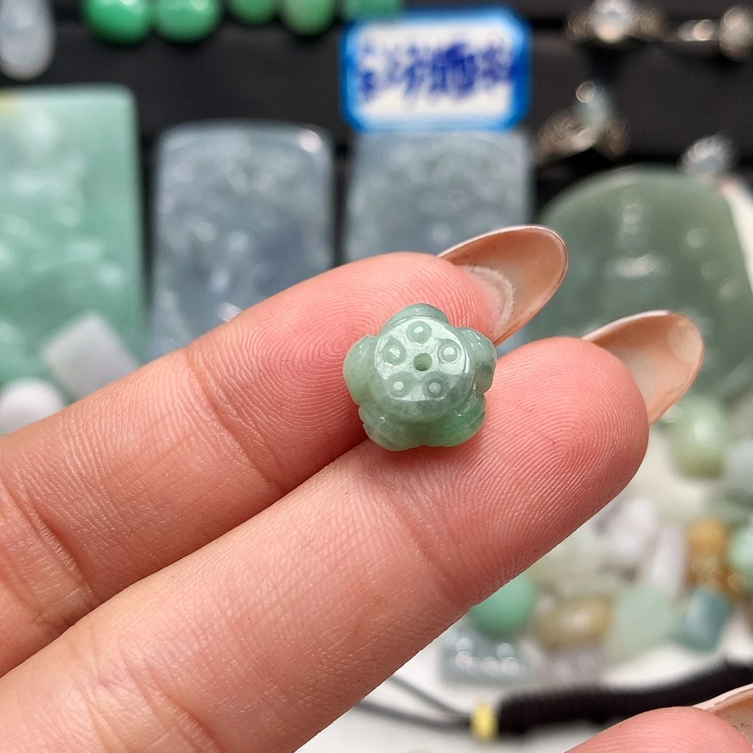 翡翠未镶嵌颈饰莲花