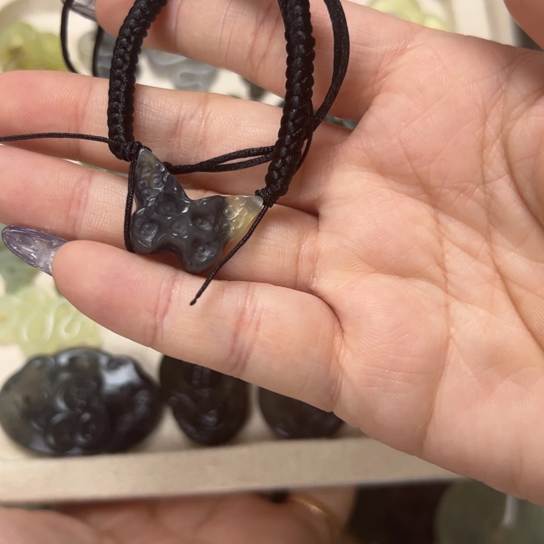 蛇纹石玉颈饰合金