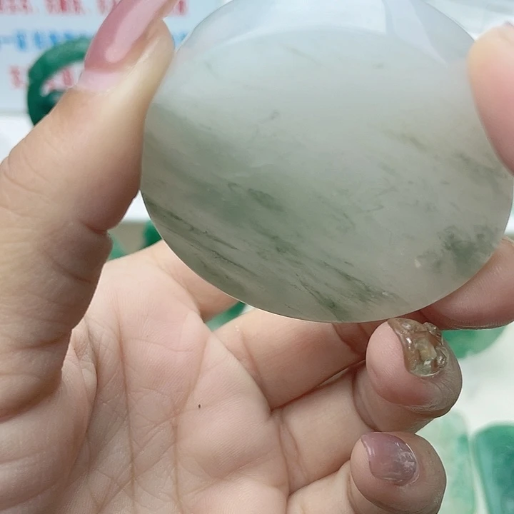 颈饰未镶嵌石英质玉方*也