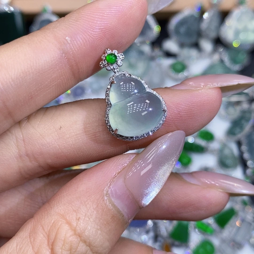 颈饰18K金镶嵌翡翠