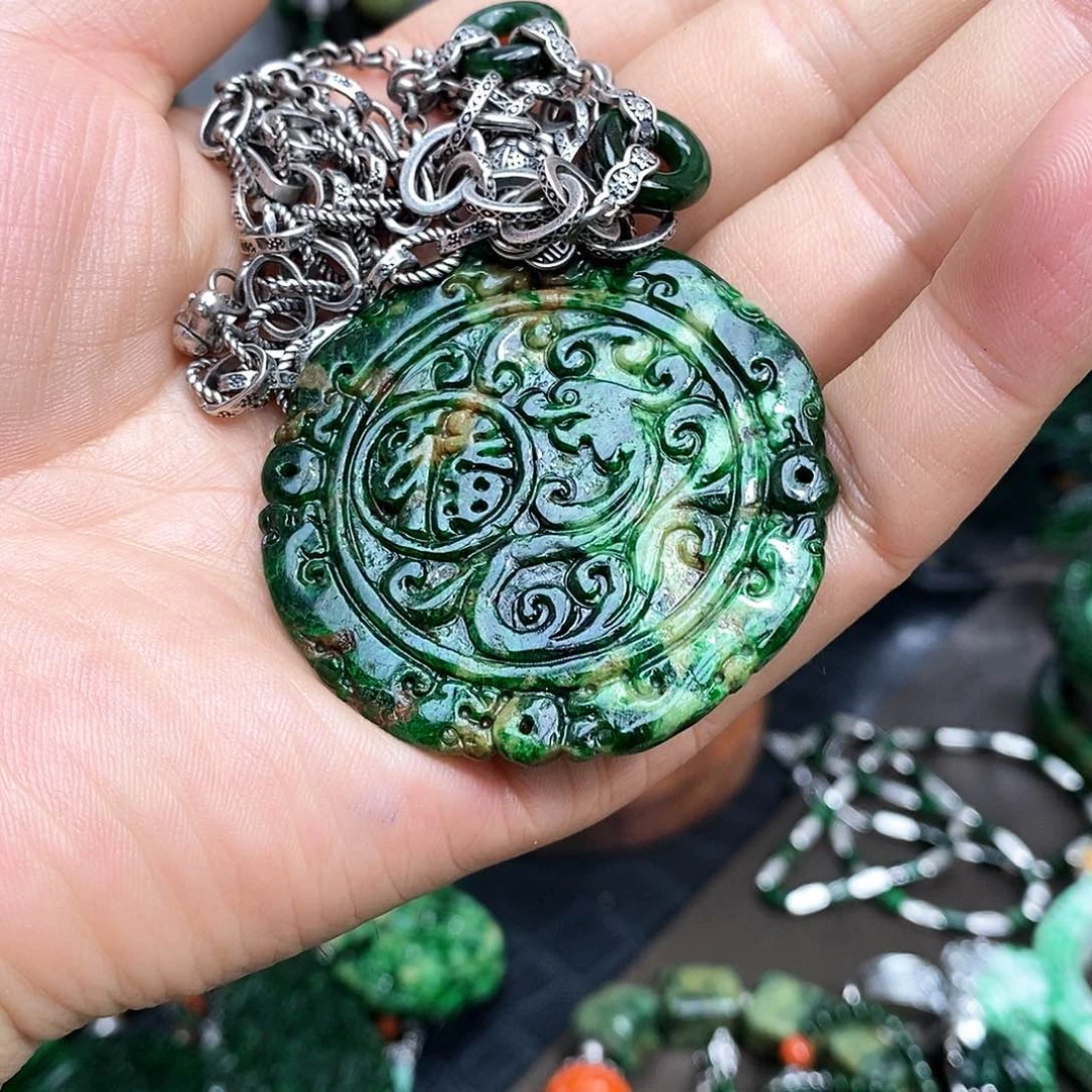 颈饰未镶嵌翡翠轻**颜漂亮美眉