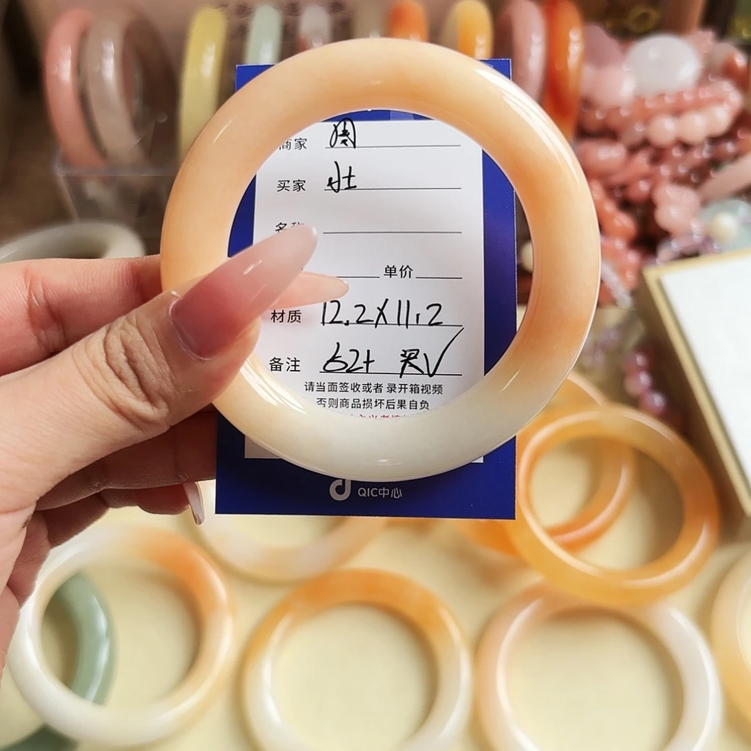 壮***啦石英质玉未镶嵌手镯